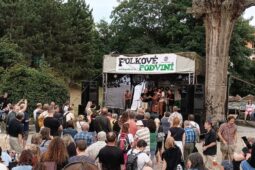 Podběl vám z pangejtů mává a zve vás do kamenného hradiště v Podviní na tradiční folkový, country i bluegrassový festival