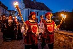 Přijďte si užít Slavnosti pětilisté růže plné historie, hudby i zábavy
