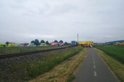 Vlak se na Prostějovsku srazil s kamionem. Několik lidí se zranilo