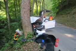 Čelní náraz do stromu, zničené auto i střet s motorkou. Takový byl týden na silnicích