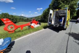 Motorkář po nehodě utrpěl vážné zranění páteře. Letěl k němu vrtulník
