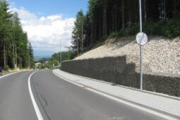 Po dvou letech oprav už řidiči projíždějí přes Hošťálkovou po nové silnici