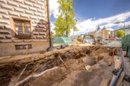 Omezení v centru Jihlavy. Křižovatka Palackého a Kosmákova je uzavřená