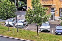 Cizinec pod vlivem alkoholu ničil auta. Před služebnou vykřikoval nacistická hesla