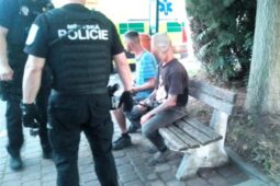 Místo vody alkohol. Horký víkend zaměstnal strážníky i záchranáře