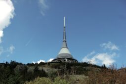 Liberecký kraj převzal horský hotel a vysílač Ještěd i s unikátním nábytkem od Otakara Binara