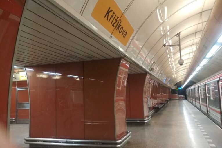 Žena se v metru bránila zloději. Policie hledá svědky
