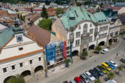 Rekonstrukce historického domu pokračuje, v létě přijdou na řadu okna