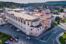 Budoucnost bývalé továrny se mění, město hledá investora
