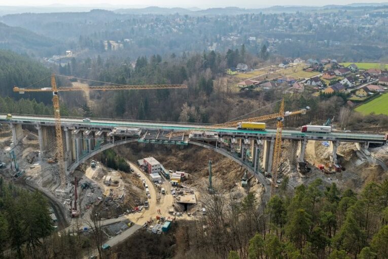 Šmejkalka se mění před očima řidičů. Na ikonickém mostě budují novou konstrukci