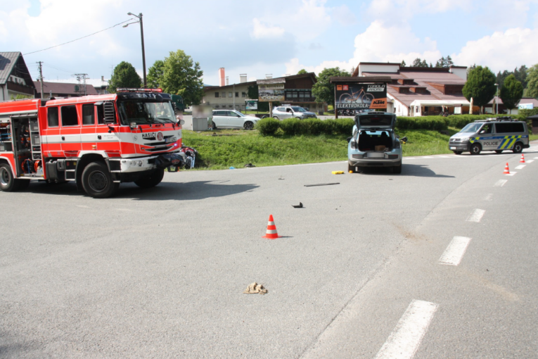 Motorkář se střetl s autem. Utrpěl vážná zranění a letěl do nemocnice. Najdou se svědkové?