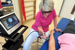 Nové přístroje v třebíčské nemocnici: terapeutický laser urychlí léčbu, endoskopická věž zpřesní diagnostiku