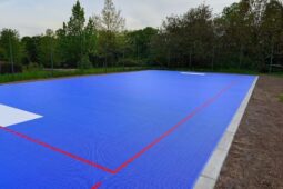 Nové multifunkční hřiště nabízí prostor pro florbal i další sporty