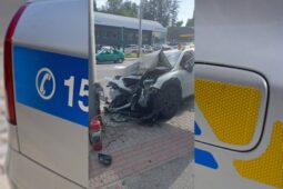 Nehoda na frekventované ulici v Jihlavě. Auto narazilo do sloupu, řidiče odvezla záchranka