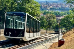 Lanovka na Petřín má vyjet v září, bezbariérový přístup přijde později