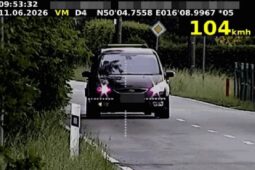 Obcí se řítil rychlostí 104 km/h. Řidič okamžitě přišel o průkaz