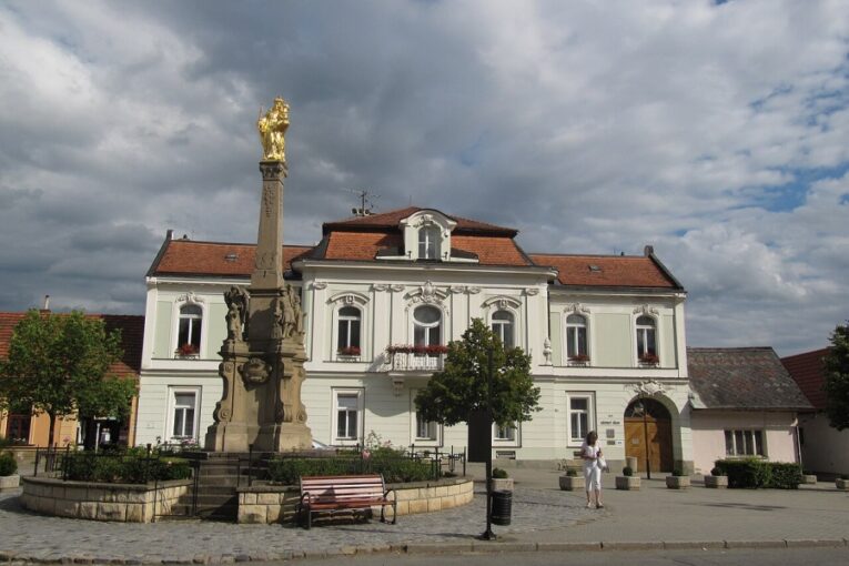 Valašské Klobouky, sloup a radnice. Zdroj foto: Palickap, CC BY-SA 3.0 via Wikimedia Commons, upravena velikost
