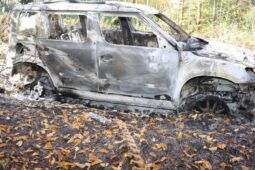 Osobní spor senior vyřešil drsným způsobem. Seniorce zapálil auto