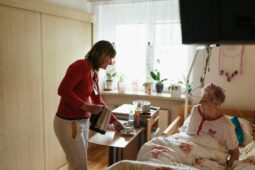 Miliardy zamíří na péči o seniory, lidi s postižením i pacienty v domácích hospicích
