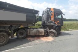 Po střetu s kamionem skončilo auto v příkopu, řidiče vyprošťovali hasiči