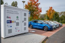 Na Novovysočanské vzniklo největší dobíjecí centrum pro elektromobily v Praze