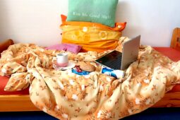 Moderní bed rotting v posteli. Tenká hranice mezi relaxem a cestě k depresi