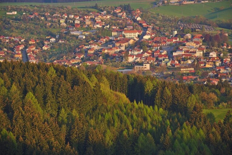 Centrum města při východu slunce z rozhledny Královec, Valašské Klobouky, okres Zlín. Zdroj: Jiří Komárek, CC BY-SA 4.0, via Wikimedia Commons, upravena velikost