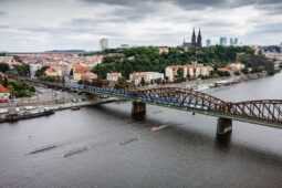 Pražské primátorky ovládnou o víkendu Vltavu, diváci uvidí finálové souboje i slavnou zatáčku pod Vyšehradem