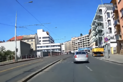 Nepochopitelný zkrat řidiče taxi. Před strážníky ujížděl i se zákazníky