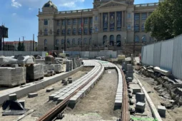 Václavské náměstí je po dvou letech stavby ve finální třetině. Tramvaje se vrátí příští rok