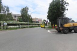 Řidič ujel po riskantním manévru. Policie hledá svědky nehody