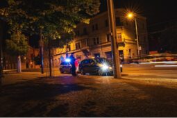 Noční razie v Plzni. Policie lovila mladistvé s alkoholem, padaly pokuty i obvinění