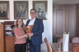 Tříletý chlapec se sám toulal u nádraží. Pohotová učitelka ho dostala do bezpečí