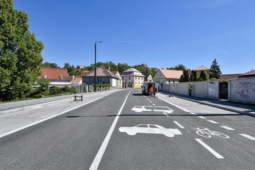 Plzeň má první cyklopruh ve vozovce. Cyklisté se tu poprvé „vejdou“ přímo mezi auta