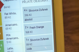 Žízeň byla silnější, než chuť platit. Před strážníky se schoval na záchodě!