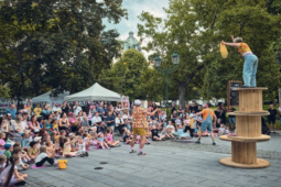 Žonglobalizace v Plzni odstartovala festivalovým odpolednem U Branky. Přilákala stovky návštěvníků