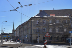 Plzeň mění dům pro lidi v nouzi. Čeká ho oprava. 