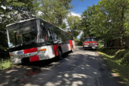 Autobus plný dětí skončil v příkopu. Na místo vyrazily všechny složky IZS