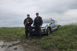 Auto po nehodě začalo hořet. Policisté vytáhli řidiče z vraku na poslední chvíli