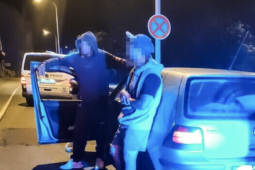 Noční jízda bez značek skončila zásahy strážníků i policie