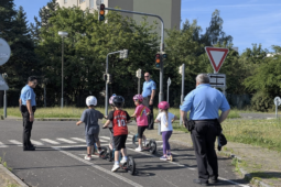 Pět stovek předškoláků si vyzkoušelo silniční provoz. Dopravní hřiště zaplnily koloběžky i dětský smích