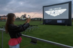 Letní kino Plzeňského kraje míří do sedmi obcí. Přiveze komedii natáčenou v Plzni