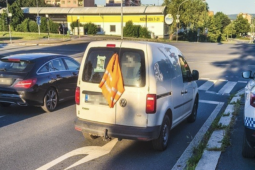 Porucha uprostřed křižovatky skončila v pivnici. Auto stálo bez řidiče i označení