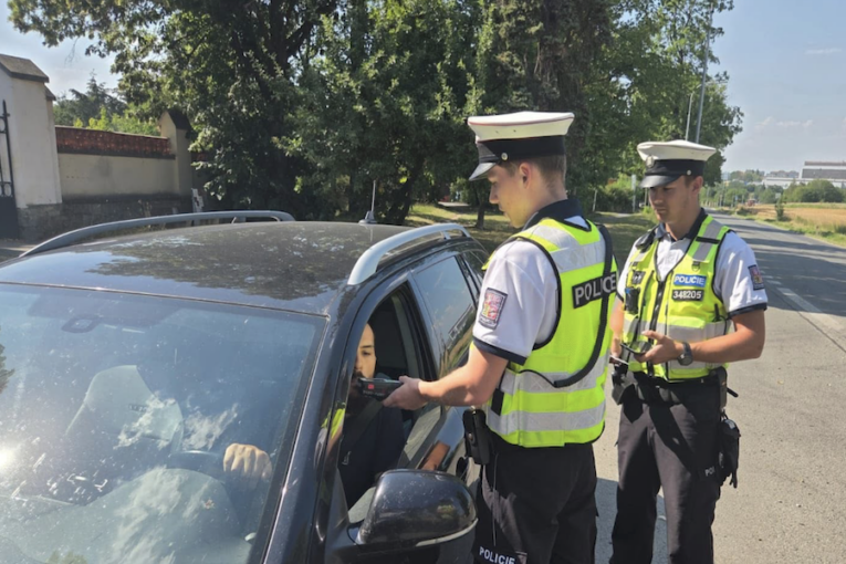 Prázdninové kontroly odhalily desítky přestupků. Řidič letěl po D5 rychlostí 182 km/h
