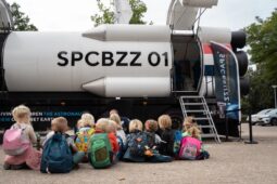 Mobilní raketa SpaceBuzz přistála v centru Prahy. Nabídne virtuální let do vesmíru zdarma