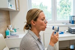 „Foukací“ vyšetření na alergologii. K čemu slouží a proč musíte foukat pokaždé jinak