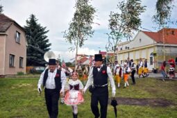 Zažijte kouzlo stavění a kácení máje na Veselém kopci