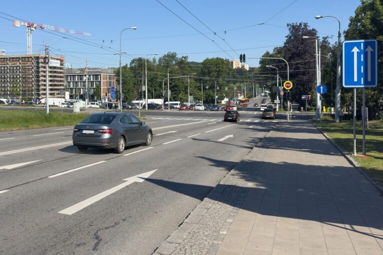 Zlín změní dopravní značení v centru. Nové pruhy mají zrychlit provoz i průjezd MHD