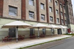 Gočárova galerie otevřela novou terasu přímo u Chrudimky