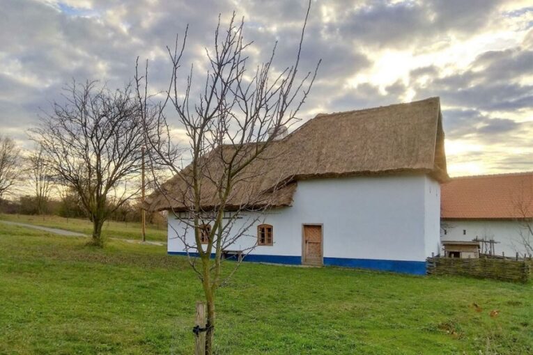 Rochus pod hvězdami nabídne turistiku, historii i večer u táborového ohně